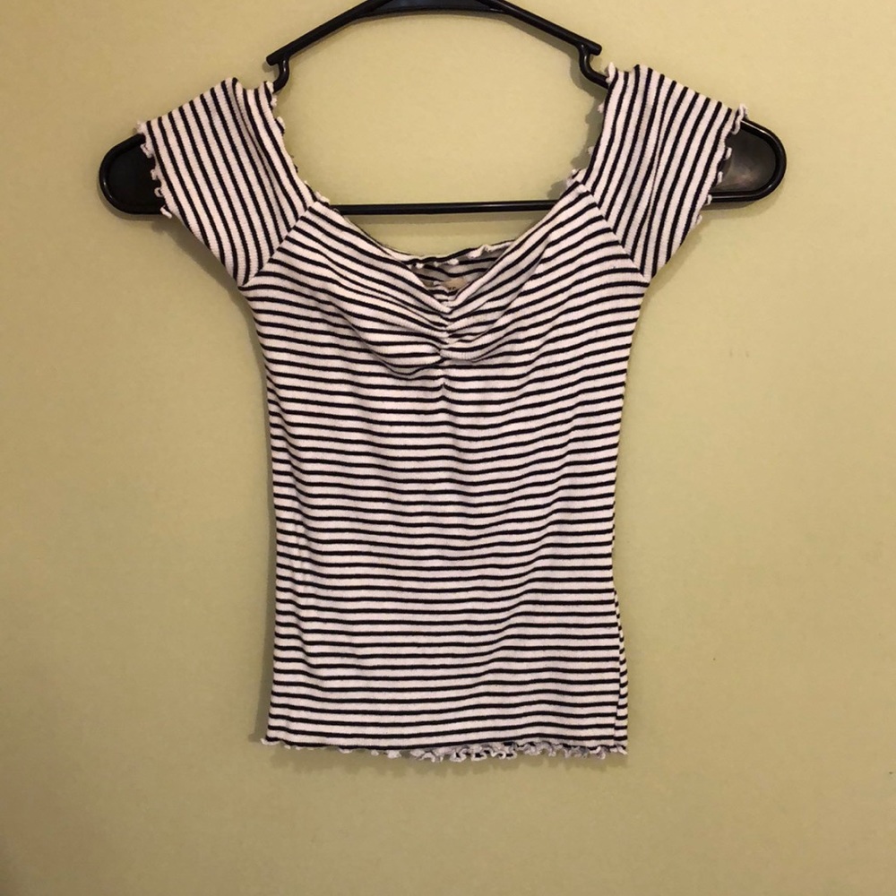 Off the shoulder Hollister crop top!